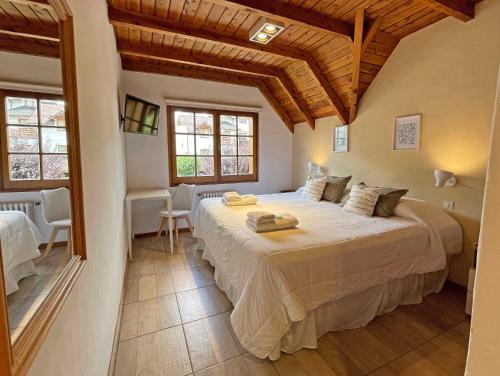 圣马丁德洛斯Latitud Cuarenta的一间卧室,卧室内配有一张大床