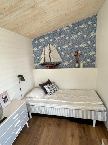 斯默根Stuga smögen的墙上有帆的一张床上