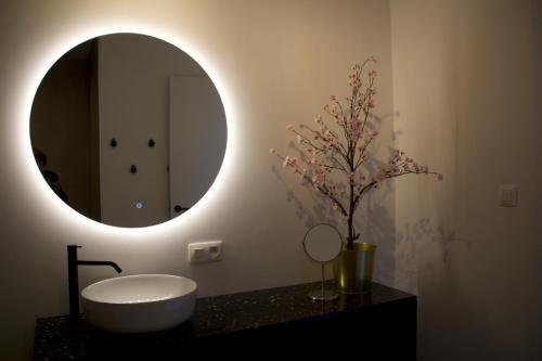 RekemAan Wal的浴室设有白色水槽和镜子