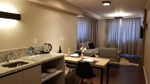 康科迪亚Hotel Alvorada的厨房、带桌子的客厅和用餐室