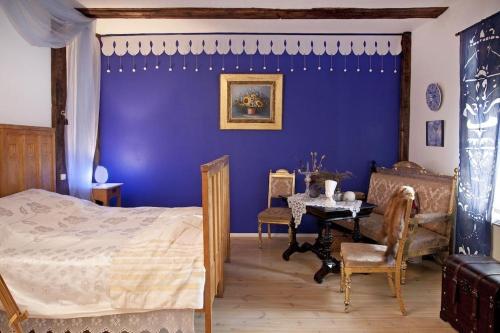 Savitaipalerantatalo的一间卧室设有一张床和蓝色的墙壁
