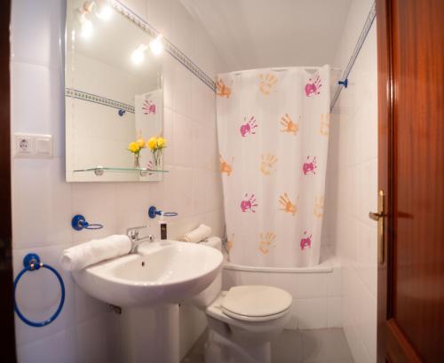 加的斯Brasil Playa Ha Apartment的白色的浴室设有水槽和卫生间。