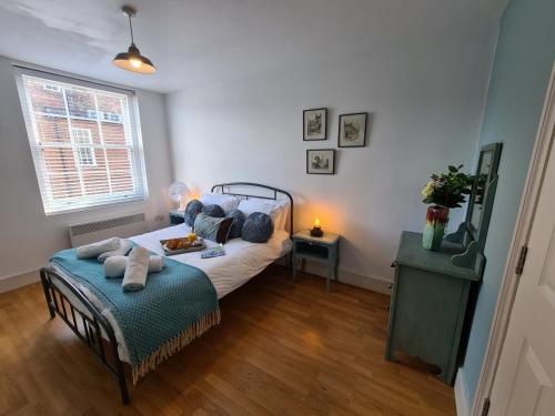 特伦特河畔伯顿Brewsters by Spires Accommodation a comfortable place to stay in the heart of Burton-upon-Trent的一间卧室配有一张床、一张沙发和一个窗口