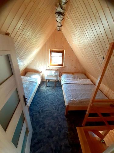 拉普斯尼恩Domek na Leśnej的阁楼间 - 带两张床和窗户