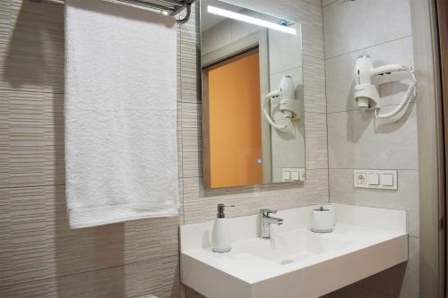 圣地亚哥－德孔波斯特拉Santa Filomena的浴室设有白色水槽和镜子