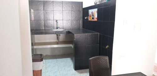 托卢Hostal Girasoles Tolu的浴室配有盥洗盆和浴缸。