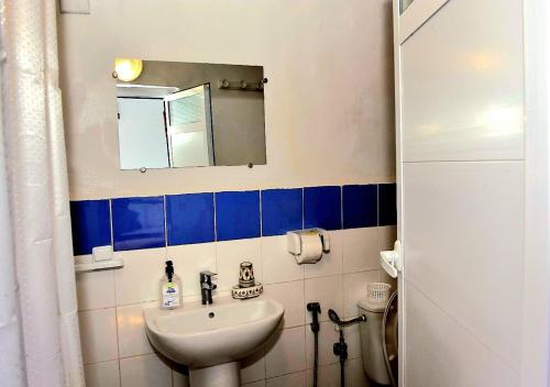 索维拉Appart, Hotel & Café Agadir的一间带水槽和镜子的浴室