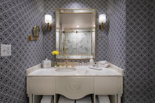 华盛顿华盛顿威拉德洲际酒店的浴室设有白色水槽和镜子