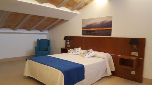 泰拜尔盖HOTEL ISLA PLANA的一间卧室配有一张床和一张蓝色椅子