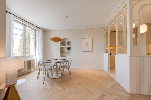 安锡Le Haras 3 bedroom apartment in the heart of Annecy的厨房以及带桌椅的用餐室。
