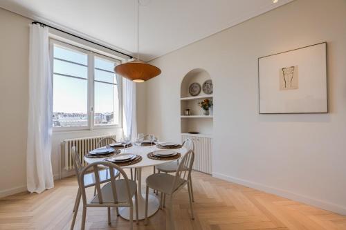 安锡Le Haras 3 bedroom apartment in the heart of Annecy的白色的用餐室配有桌椅
