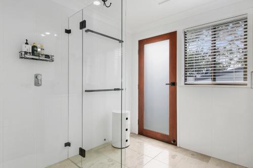 24 Hibiscus Crescent Port Macquarie的一间浴室