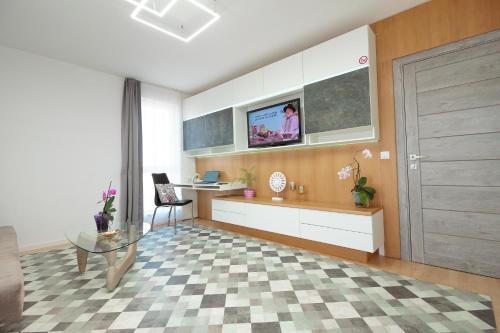 克卢日-纳波卡Gold Class Apartments AMS的客厅配有桌子和书桌