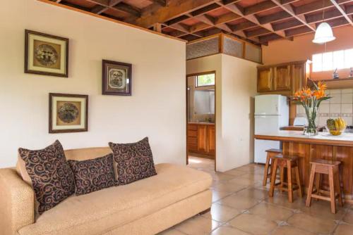 ConcepciónCoffee Garden Ranch Costa Rica的带沙发的客厅和厨房