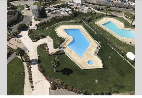 科金博Marina Casino Playa的享有庄园内大型游泳池的顶部景色
