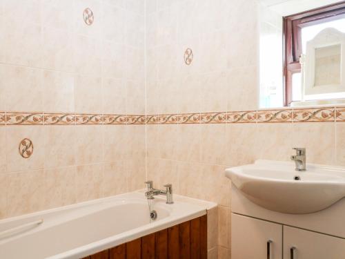 HenfieldThe Granary的浴室配有盥洗盆和浴缸。