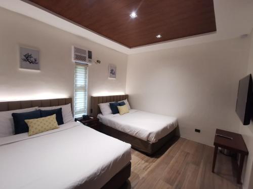 大雅台大雅台乡村酒店的酒店客房设有两张床和电视。