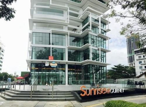 乔治市Sunrise Gurney Premium Executive City/Seafront suite - Penang的前面有楼梯的大型白色建筑