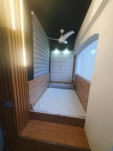 阿尔梅利马Bungalows del Golf Almerimar的一间小房间,房间内设有一张白色的床