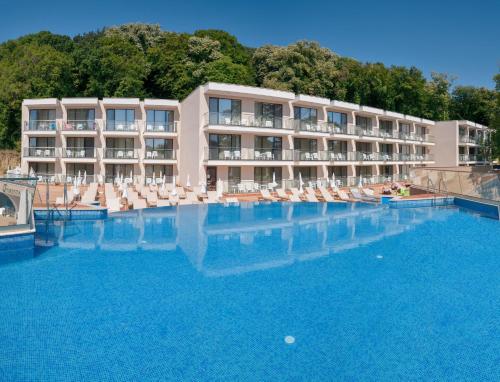 金沙GRIFID Hotel Foresta - All Inclusive & Free Parking - Adults Only的酒店设有带躺椅的大型游泳池