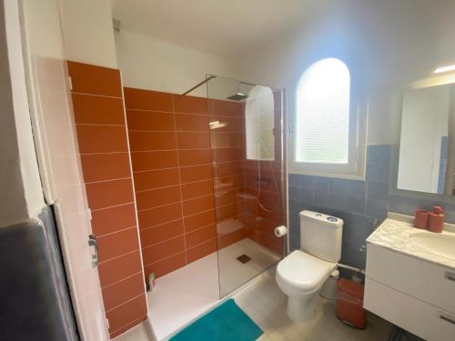 阿梅利莱班帕拉勒达Villa Riviera Chambres Privées的一间带卫生间和玻璃淋浴间的浴室