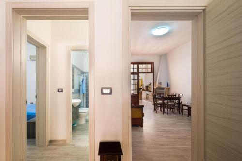 纳尔多Casa di Giotto的走廊设有通往客厅的门