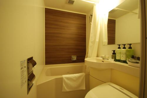雾岛市Sun Hotel Kokubu Kagoshima的一间带卫生间和水槽的小浴室