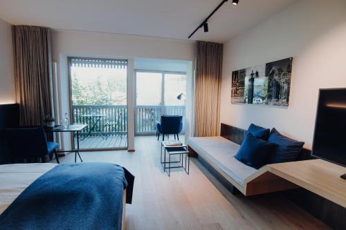 哈莱恩Langwies Genussherberge的酒店客房设有一张床和一个阳台。