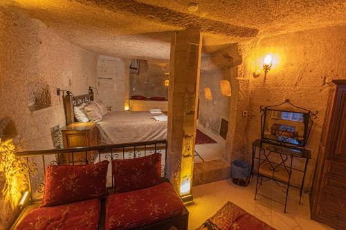 格雷梅塔斯克纳克酒店的一间卧室配有一张床和一个沙发