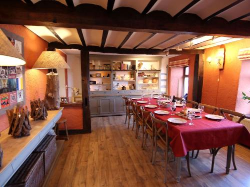 Cosy Holiday Home in Stavelot with Garden餐厅或其他用餐的地方