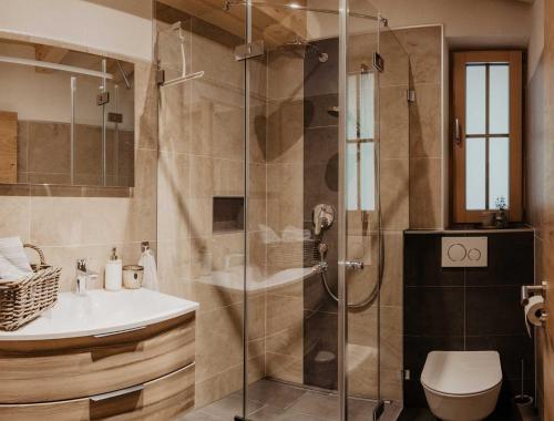 NavisFerienhaus Bergler Hoamat的带淋浴、盥洗盆和卫生间的浴室
