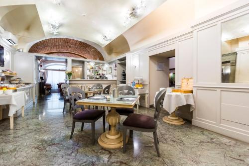 佛罗伦萨埃尔特尼艺术酒店的一间带桌椅的用餐室