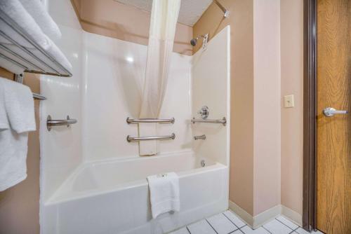 黑斯廷斯黑斯廷斯品质酒店的白色的浴室设有浴缸和水槽。
