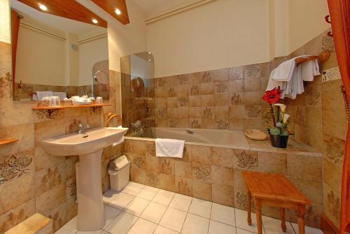 Saint-Alban-sur-LimagnoleRelais Saint Roch的浴室配有盥洗盆和浴缸。