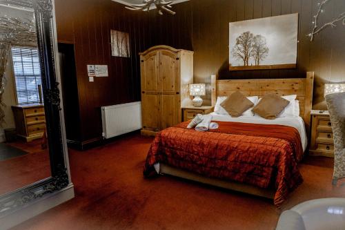 伍勒No1 Hotel的一间卧室配有一张大床和红色的床罩