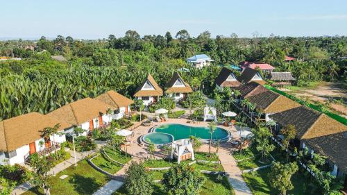 贡布RiverTree Villa & Resort的享有带游泳池的度假村的空中景致
