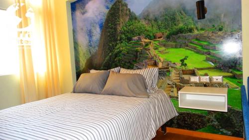 塔克纳Terra Suites Ecogreen的一间拥有度假村壁画的卧室