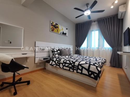 北赖Grand Meritus Homestay @Penang的一间卧室配有一张床、一张桌子和一把椅子