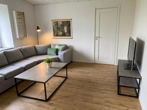 LärbroHangvar Skola Geografisalen的客厅配有沙发和桌子
