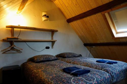 乌登科森霍夫旅舍的一间卧室配有一张带蓝色枕头的床。