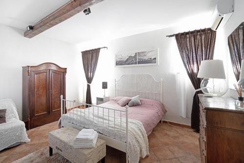 阿尔科拉Rosadimaggio Camelia的一间卧室配有一张床和一个梳妆台