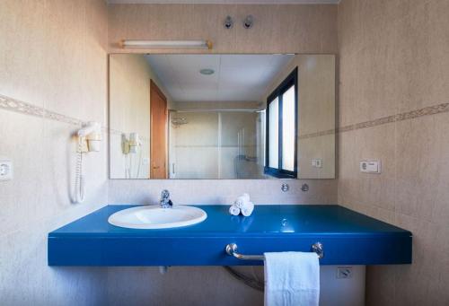 皮内达德马尔Beatrix 2000 - Caliu apartments的浴室设有蓝色水槽和镜子