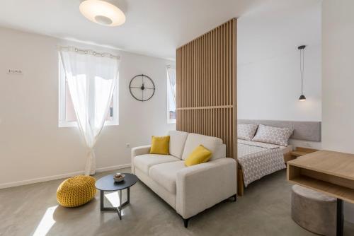 希贝尼克PORTO SERENO apartments的客厅配有沙发和桌子
