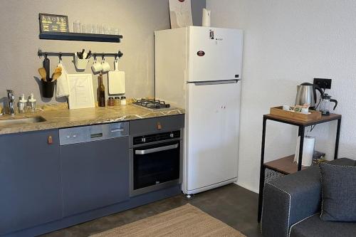 博德鲁姆K Studio的厨房配有白色冰箱和炉灶。