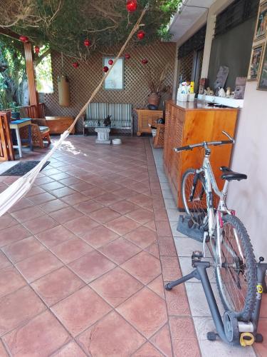 危地马拉Casa familiar La Arboleda的停放在带台面的庭院的自行车