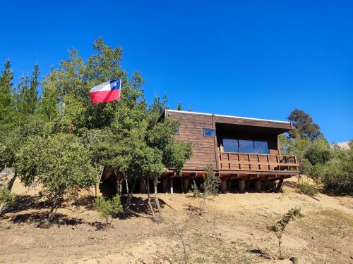 皮奇勒姆Cabañas Tierra Linda的前面悬挂着旗帜的房子