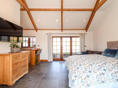 博德明Rosewarrick Cottage的一间卧室配有一张床和一个木制梳妆台