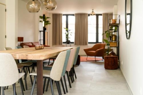 达默La Damme的一间带木桌和椅子的用餐室
