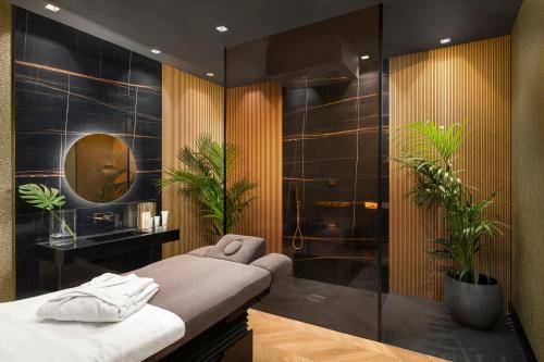 梅利哈Lure Hotel & Spa - Adults Only的带淋浴、长凳和植物的浴室