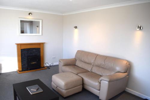 福尔柯克Kelpies Serviced Apartments- Abbotsford的带沙发和壁炉的客厅